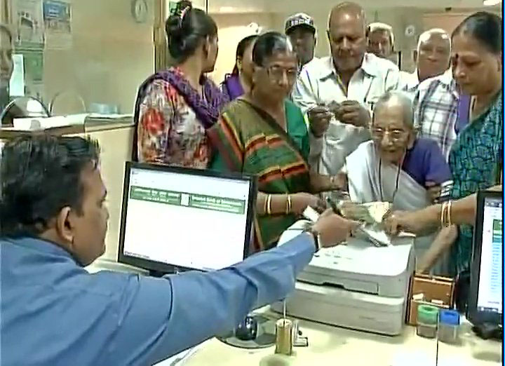 ಪ್ರಧಾನಿ ತಾಯಿಗೂ ಮುಟ್ಟಿದ ನೋಟು ಬಿಸಿ ... !